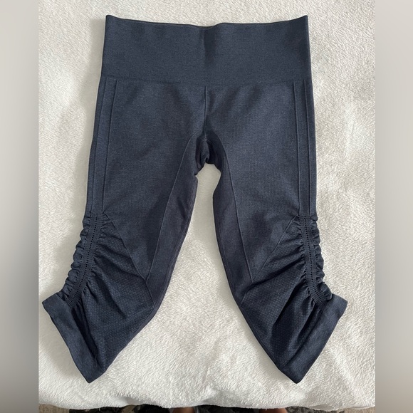 Lululemon “In the flow” crop leggings - Picture 2 of 5